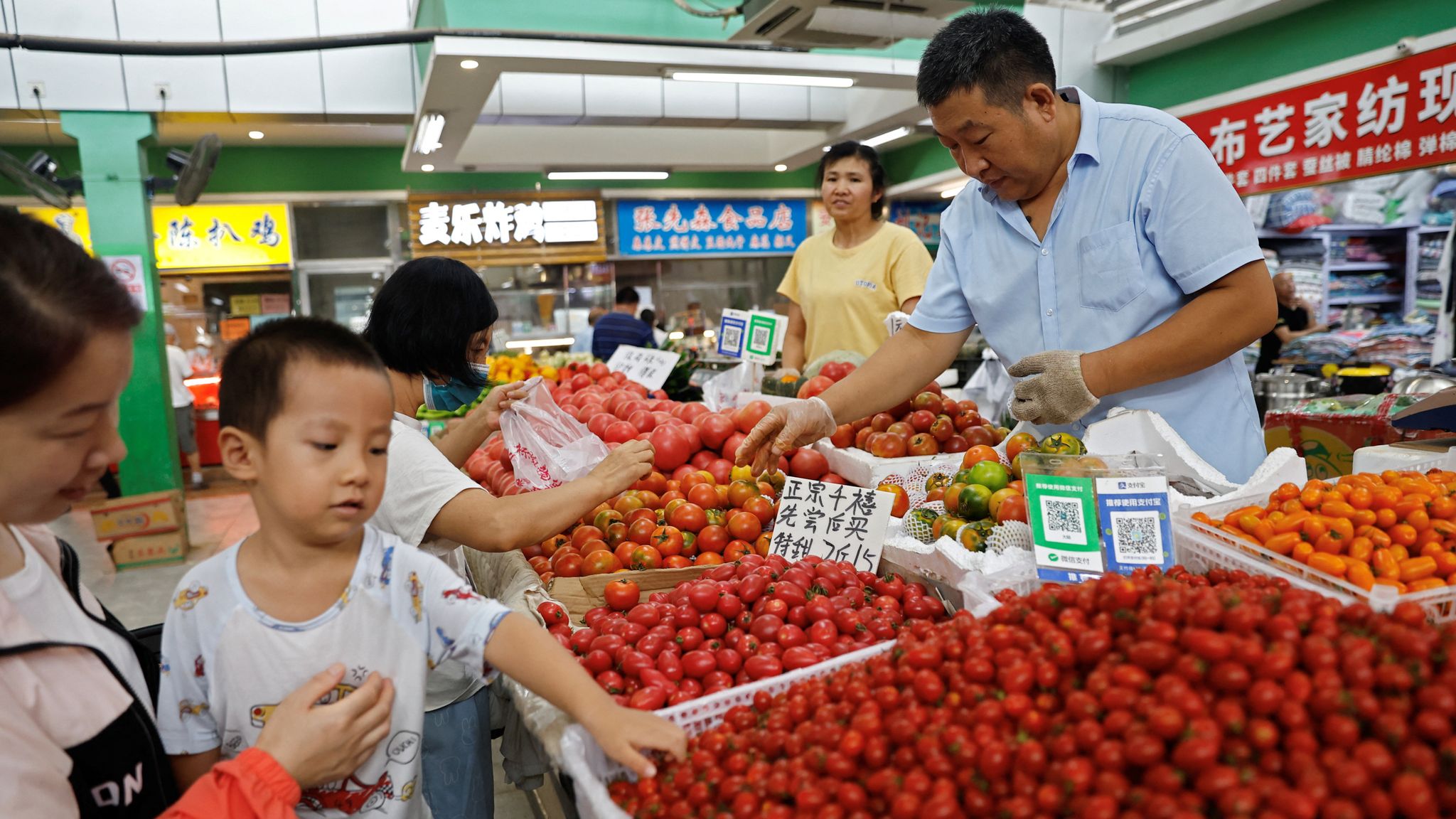 Người dân mua sắm tại một siêu thị ở Trung Quốc. Ảnh: Sky News	