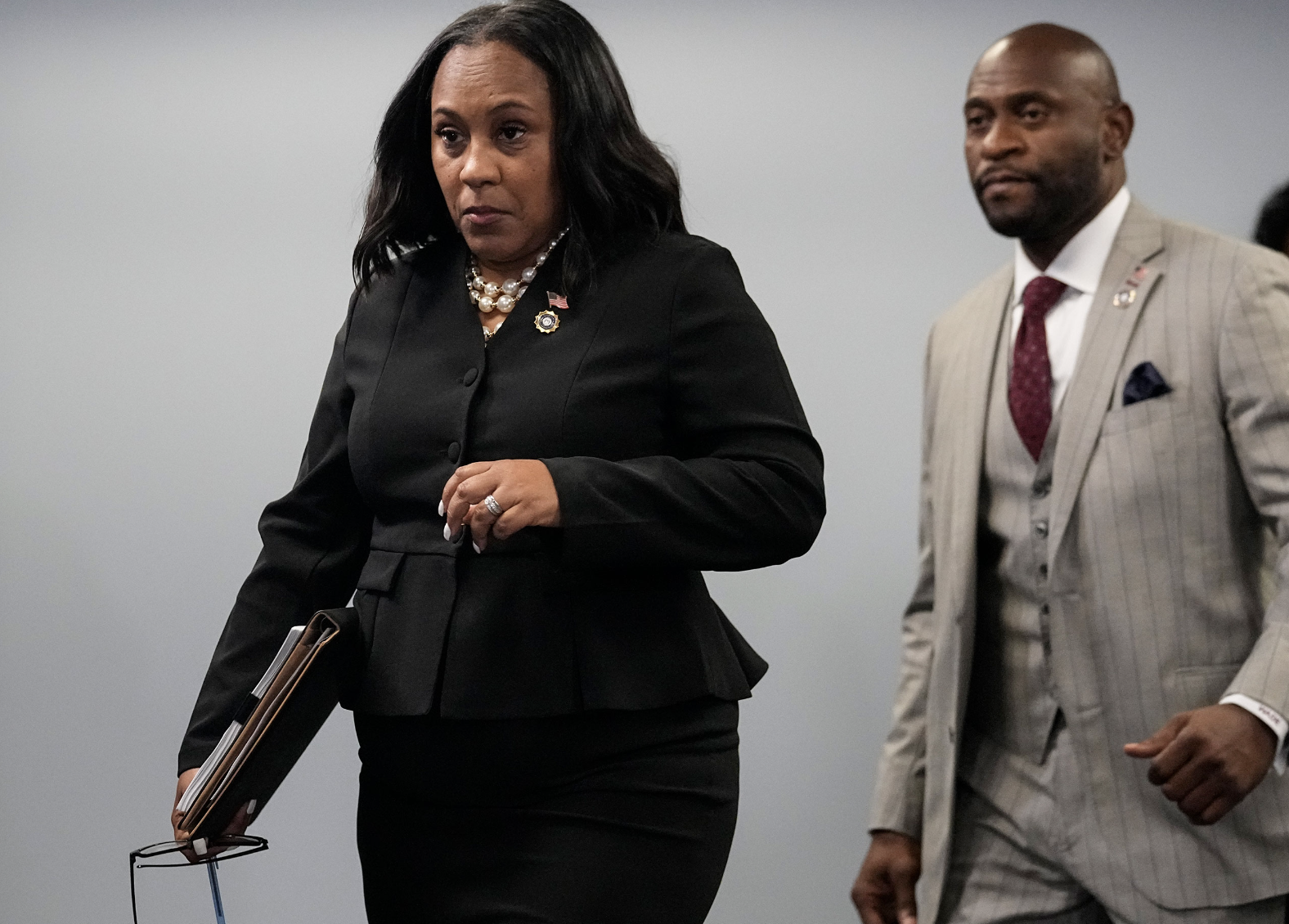 Công tố viên quận Fulton Fani Willis (trái) khi đến dự một cuộc họp báo tại Trung tâm Chính quyền Quận Fulton ở Atlanta hôm 14-8. Ảnh: AP