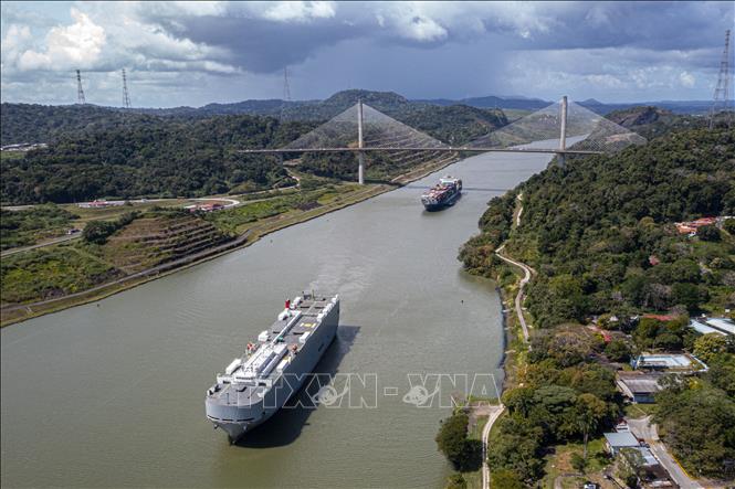 Tàu thuyền di chuyển qua Kênh đào Panama tại Pedro Miguel. Ảnh tư liệu: AFP/TTXVN