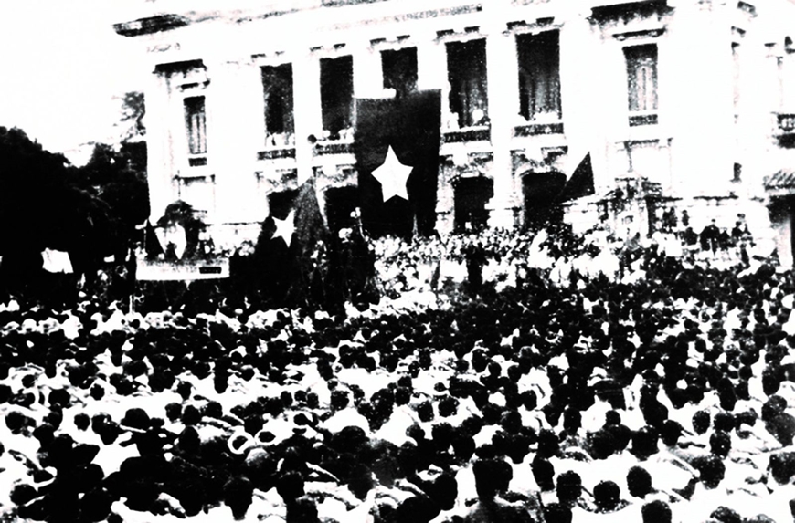 Cuộc mít tinh phát động khởi nghĩa giành chính quyền do Mặt trận Việt Minh tổ chức tại Nhà hát lớn Hà Nội ngày 19/8/1945. Ảnh: Tư liệu – TTXVN 