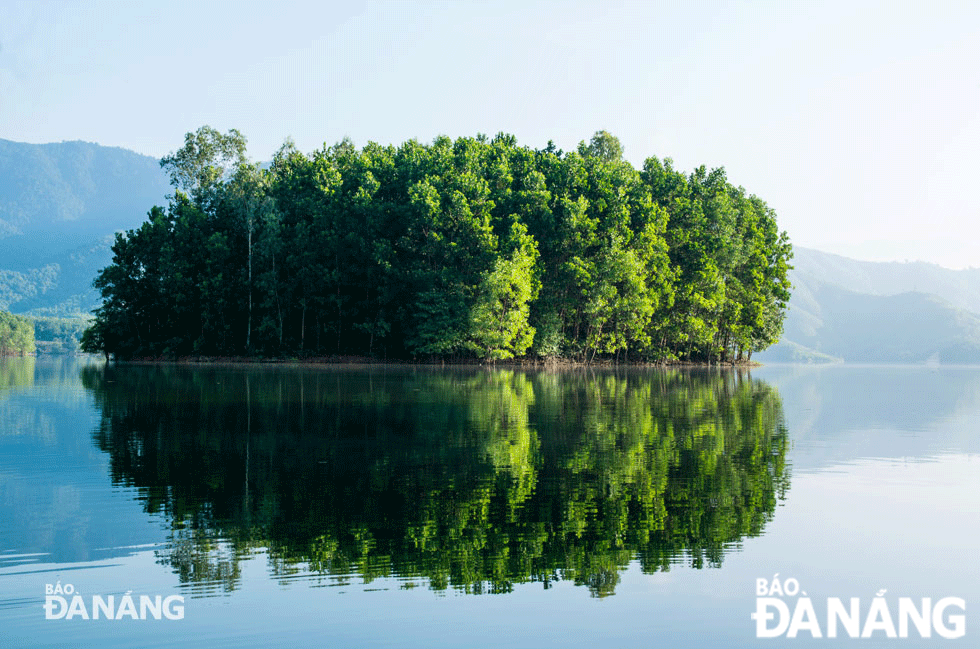 Nước hồ ở đây trong xanh quanh năm, mặt hồ phẳng lặng thỉnh thoảng điểm xuyết những đảo nhỏ nổi tự nhiên càng làm tăng thêm vẻ đẹp cho cảnh sắc thiên nhiên hữu tình nơi đây.