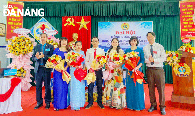 Lãnh đạo Liên đoàn Lao động huyện Hòa Vang tặng hoa chúc mừng Đại hội Công đoàn cơ sở Trường THCS Nguyễn Văn Linh. Ảnh: SONG PHƯƠNG