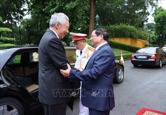 Thủ tướng Phạm Minh Chính đón Thủ tướng Singapore Lý Hiển Long. Ảnh: Dương Giang/TTXVN