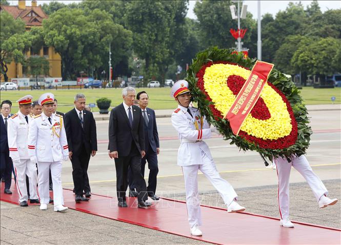 Trước đó, Thủ tướng Cộng hòa Singapore Lý Hiển Long đặt vòng hoa và vào Lăng viếng Chủ tịch Hồ Chí Minh. Ảnh: An Đăng/TTXVN