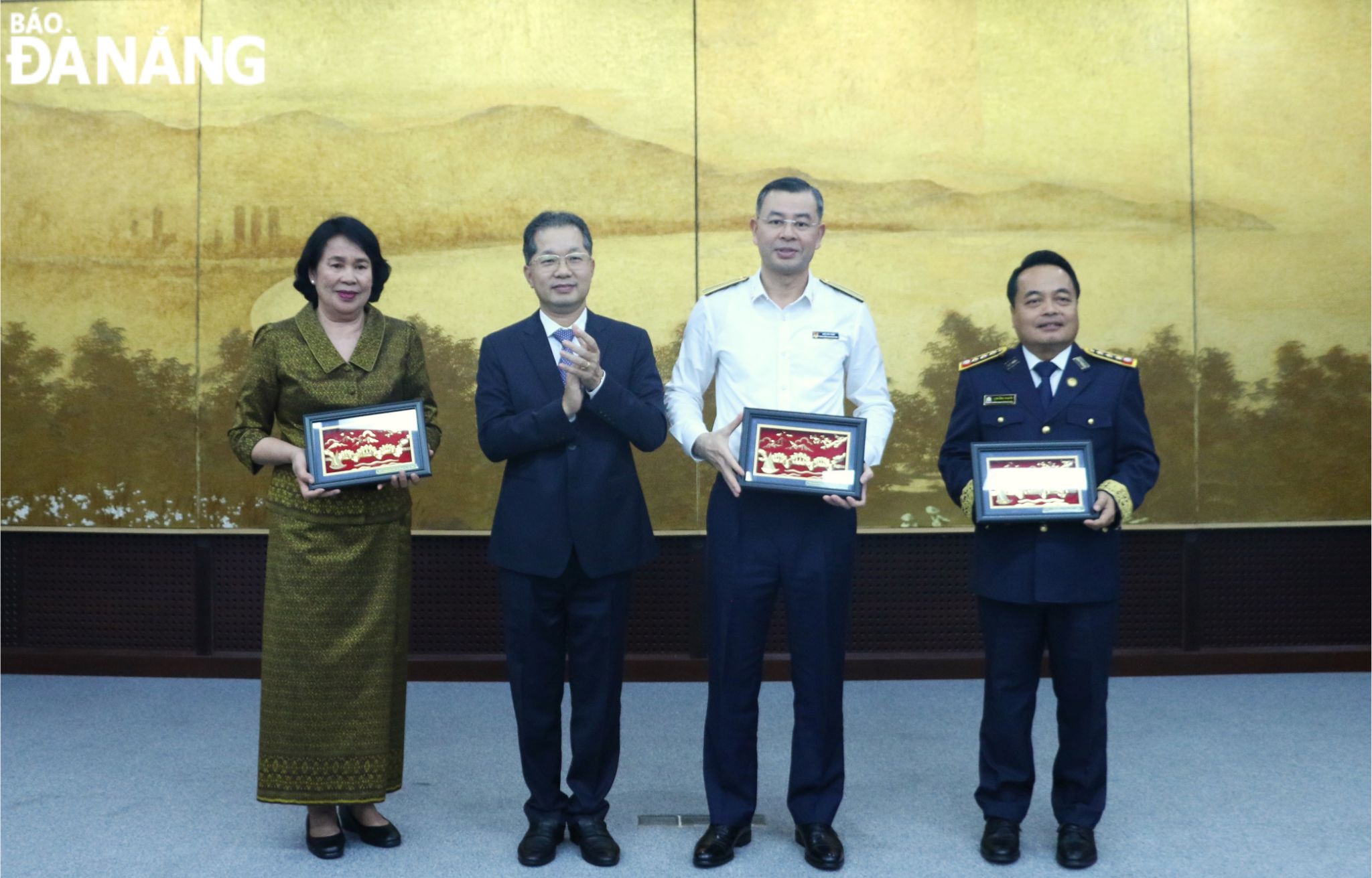 Bí thư Thành ủy Nguyễn Văn Quảng (thứ 2, từ trái sang) tặng quà lưu niệm đến 3 lãnh đạo Kiểm toán Nhà nước của Việt Nam, Lào và Campuchia. Ảnh: T.PHƯƠNG 