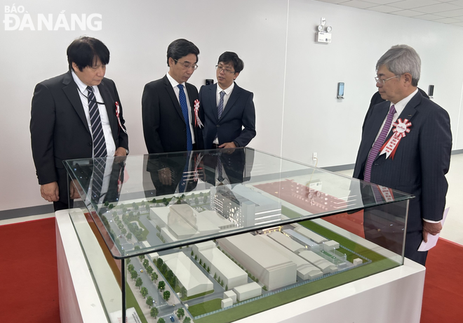 Phó Chủ tịch UBND thành phố Trần Chí Cường (thứ 2, trái qua) tham quan mô hình của tòa nhà G, Công ty TNHH Murata Manufacturing Việt Nam. Ảnh: M.Q