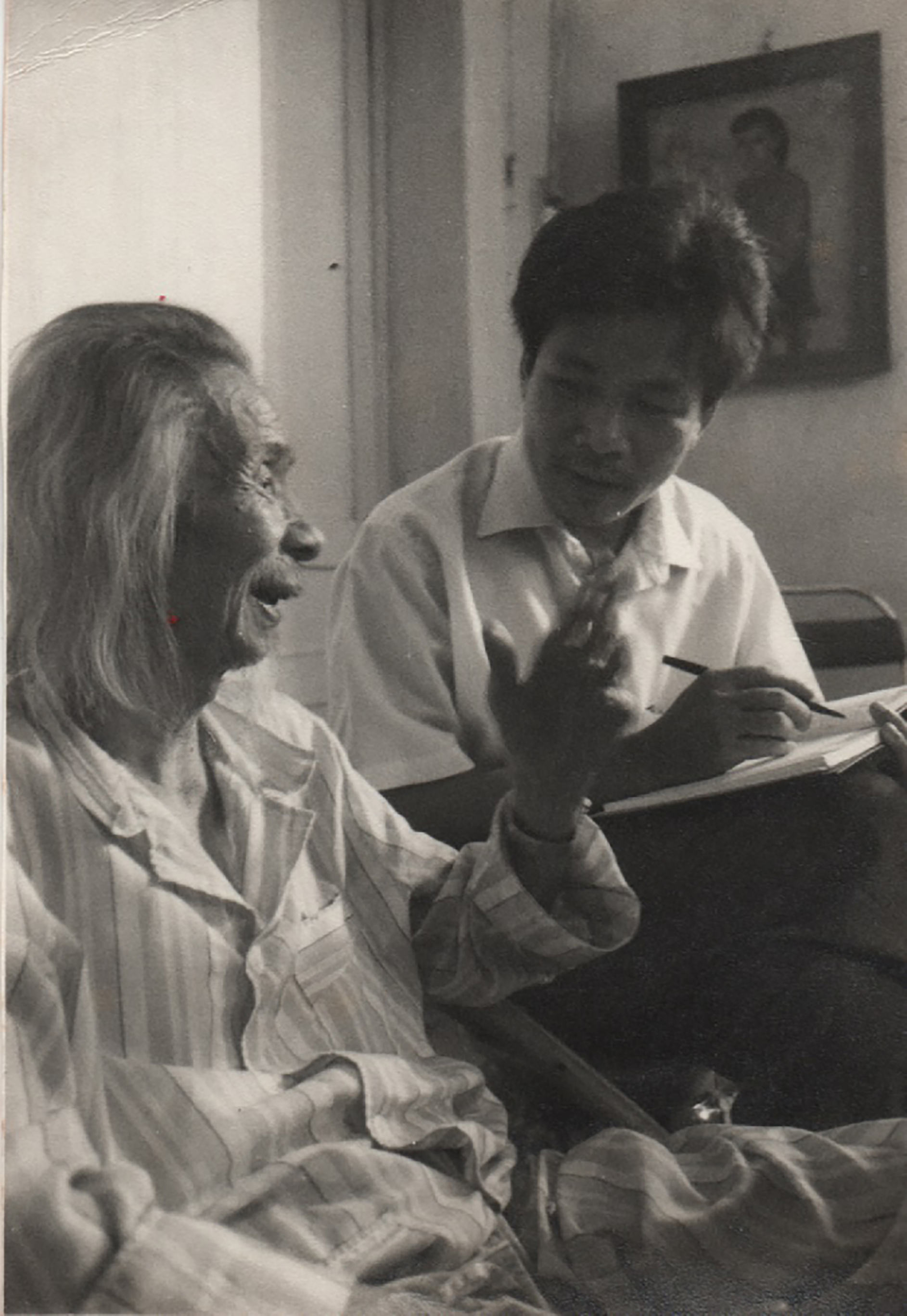 Tác giả Lê Minh Quốc phỏng vấn nhạc sĩ Văn Cao tại Hà Nội (1990).