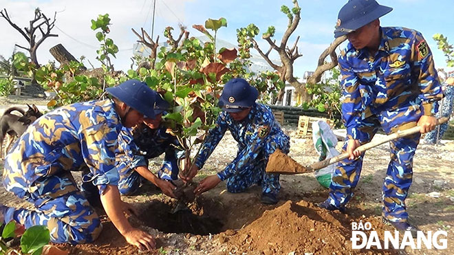 Cán bộ, chiến sĩ trồng cây xanh trên các đảo huyện Trường Sa, tỉnh Khánh Hòa. Ảnh: TTXVN phát