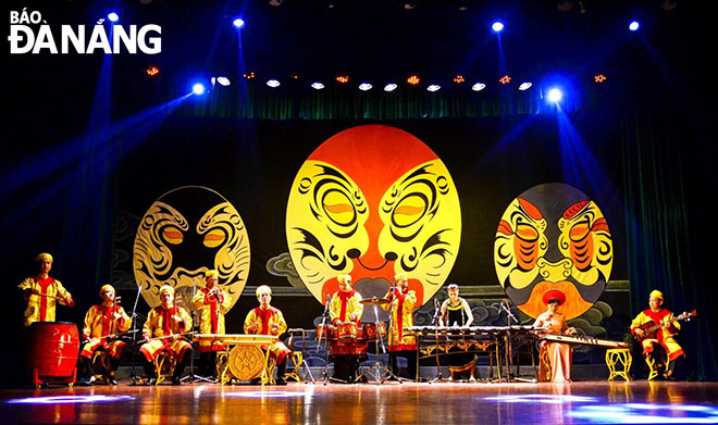 Các nhạc công Nhà hát tuồng Nguyễn Hiển Dĩnh biểu diễn tiết mục hòa tấu đàn đá “Cội nguồn” tại chương trình nghệ thuật “Hồn Việt”. Ảnh: XUÂN DŨNG