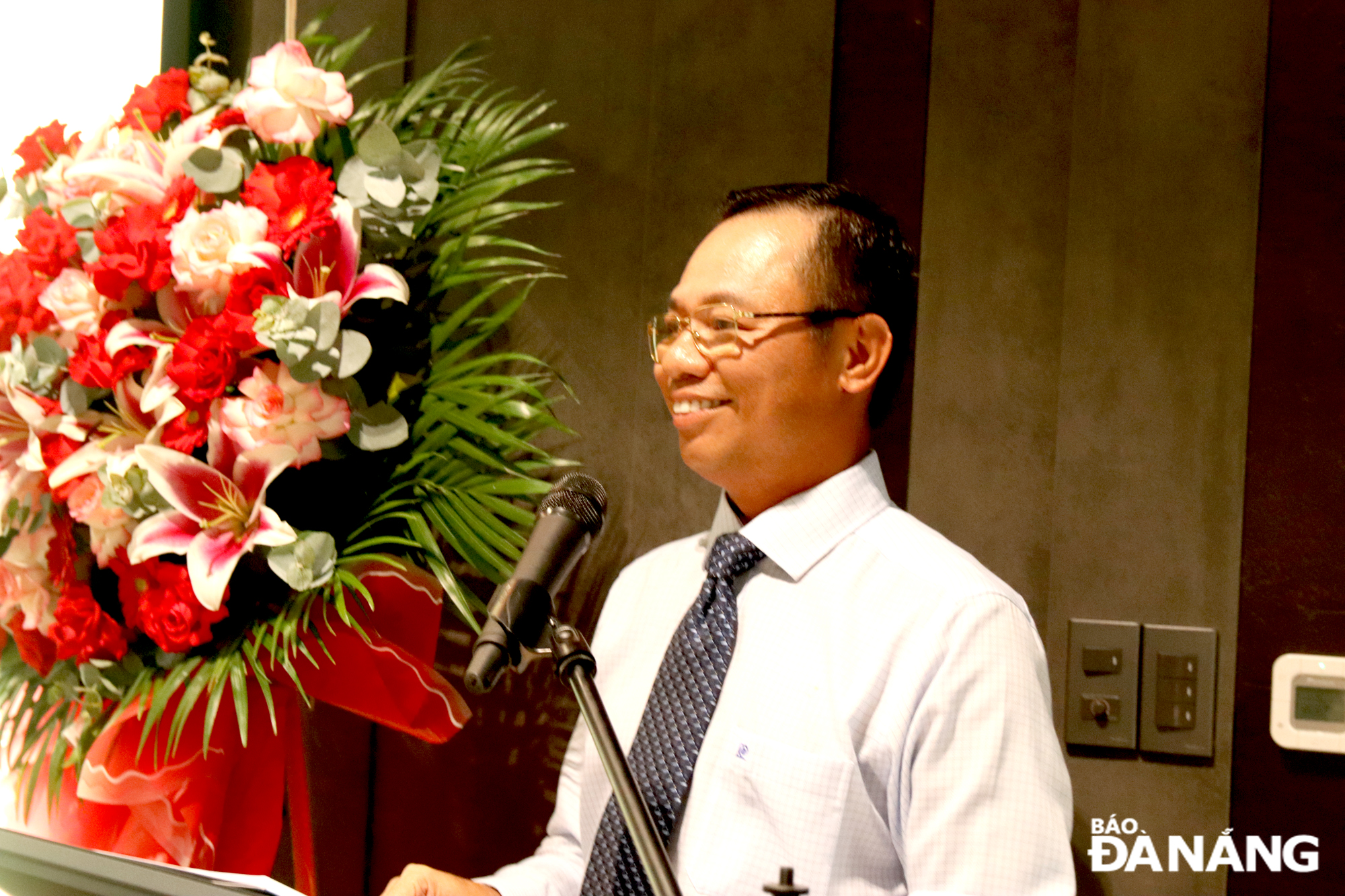 Bí thư Đảng ủy Khu Công nghệ và các Khu Công nghiệp Đà Nẵng Vũ Quang Hùng phát biểu chúc mừng tại buổi lễ. Ảnh: T. HUY