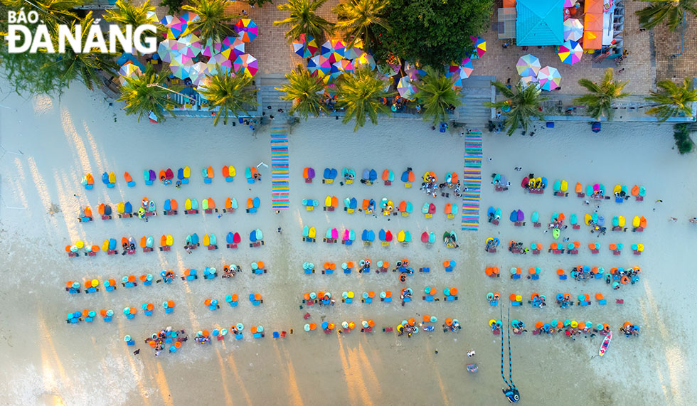 Màu sắc bãi biển Đà Nẵng nhìn từ trên cao.	