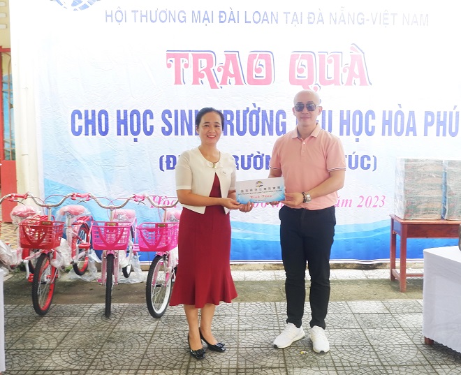 Hội Thương mại Đài Loan tại Đà Nẵng trao quà cho học sinh khó khăn
