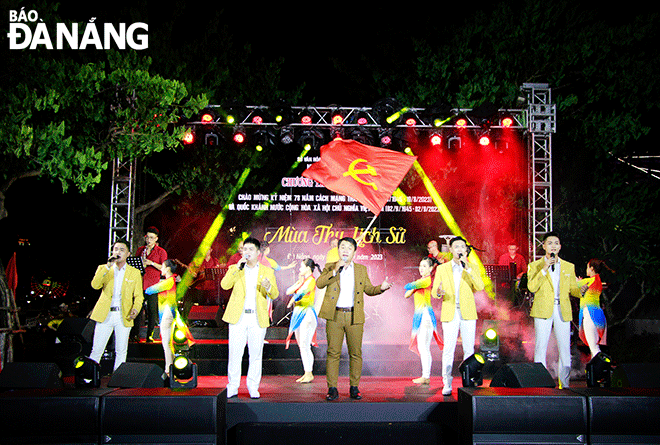 Các nghệ sĩ Nhà hát Trưng Vương biểu diễn liên khúc “Lá cờ Đảng - Màu cờ tôi yêu - Lá cờ” tại chương trình nghệ thuật với chủ đề “Mùa thu lịch sử”. Ảnh: X.D