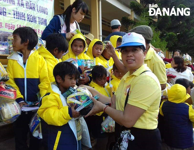 Chị Lệ Dung tặng quà cho học sinh trong chương trình “Tiếp sức đến trường” ở xã Đăk Long, huyện Kon Plong, tỉnh Kon Tum.