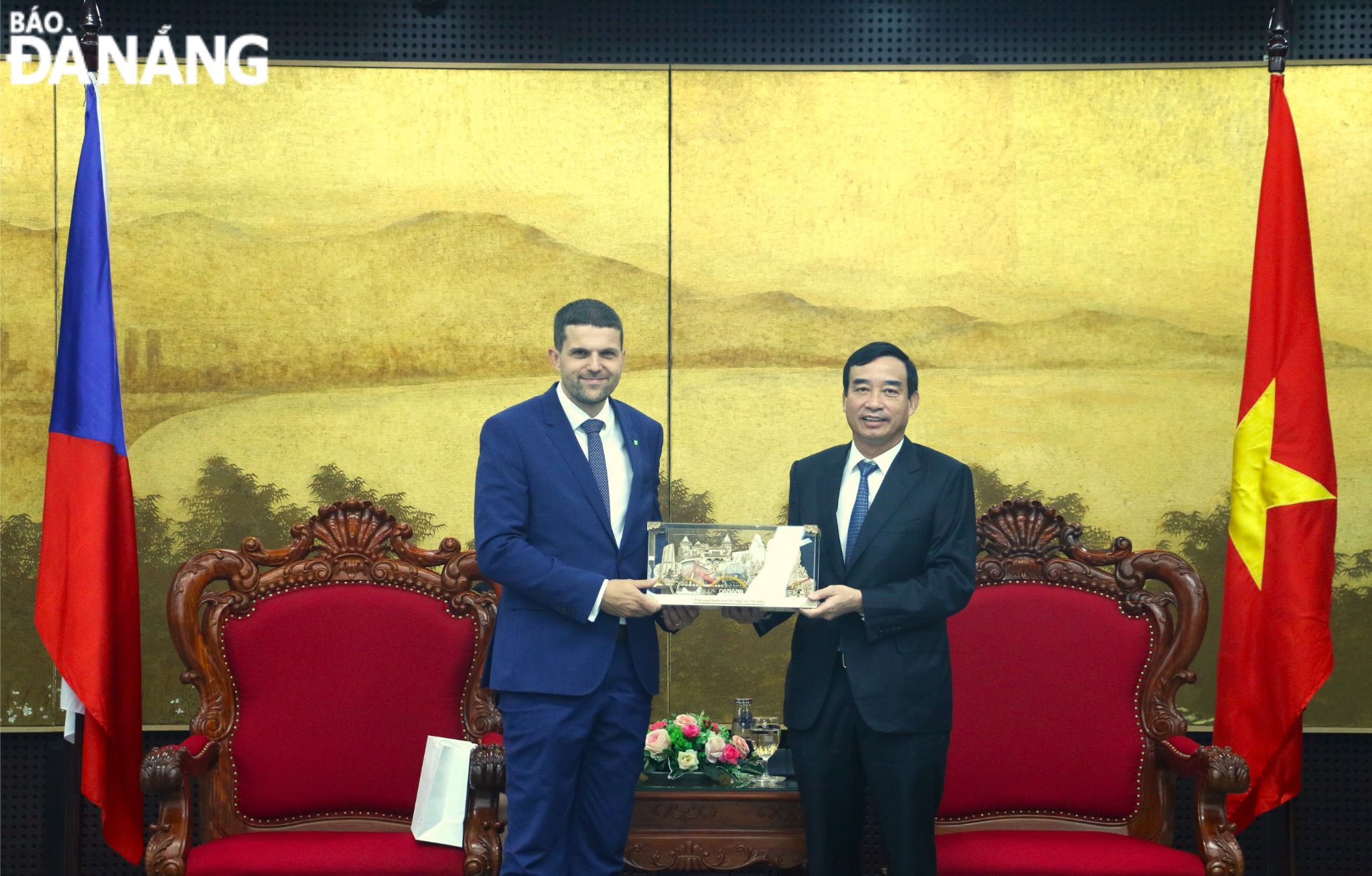 Chủ tịch UBND thành phố Lê Trung Chinh (bên phải) tặng quà lưu niệm đến Bộ trưởng Bộ Môi trường Cộng hòa Séc Petr Hladik. Ảnh: T.PHƯƠNG
