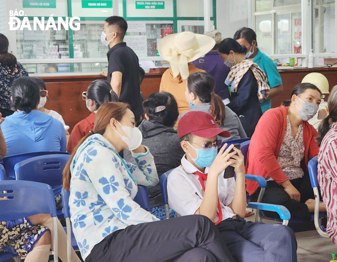 Người dân đến khám tại Bệnh viện Mắt Đà Nẵng vì bị đau mắt đỏ. Ảnh: PHAN CHUNG	