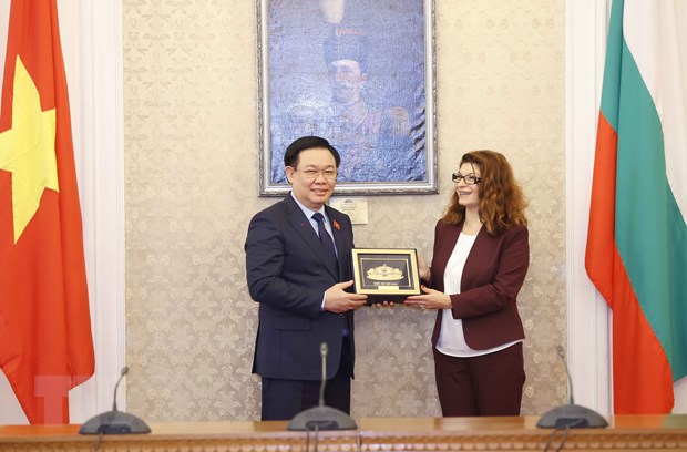 Chủ tịch Quốc hội Vương Đình Huệ tặng quà lưu niệm bà Desislava Atanasova, Chủ tịch Nhóm Nghị sỹ Liên minh GERB-UDF. (Ảnh: Doãn Tấn/TTXVN)