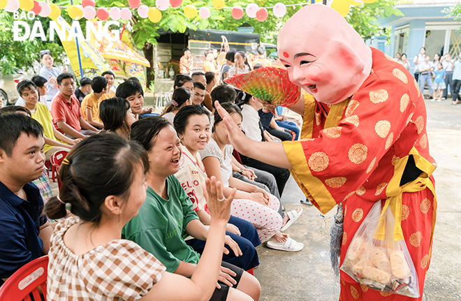 Trung tâm Hướng nghiệp từ thiện (nằm trên địa bàn phường Hòa Quý, quận Ngũ Hành Sơn) hiện đang nuôi dạy hơn 45 em học sinh khiếm khuyết với nhiều độ tuổi khách nhau.