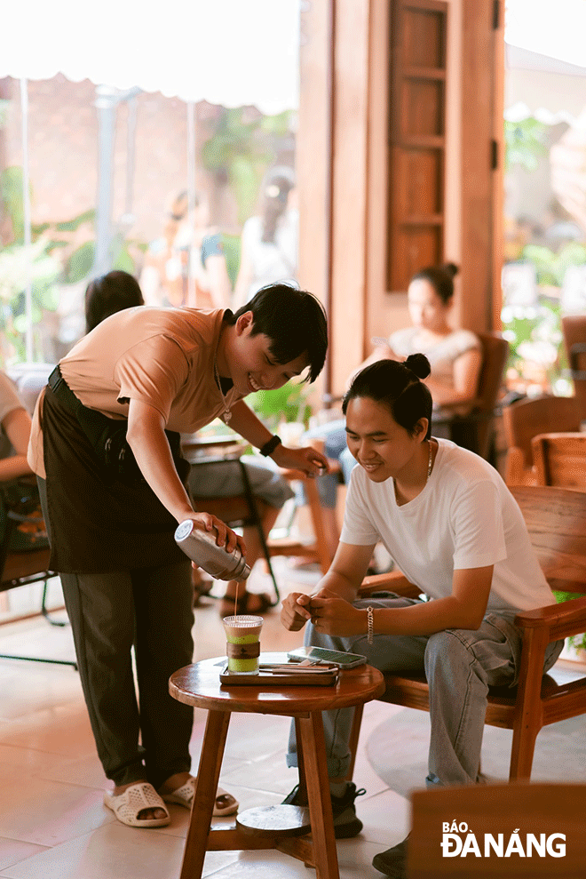 Visitors to the Trinh Cafe can experience making butter coffee right at the table. Photo: H.L