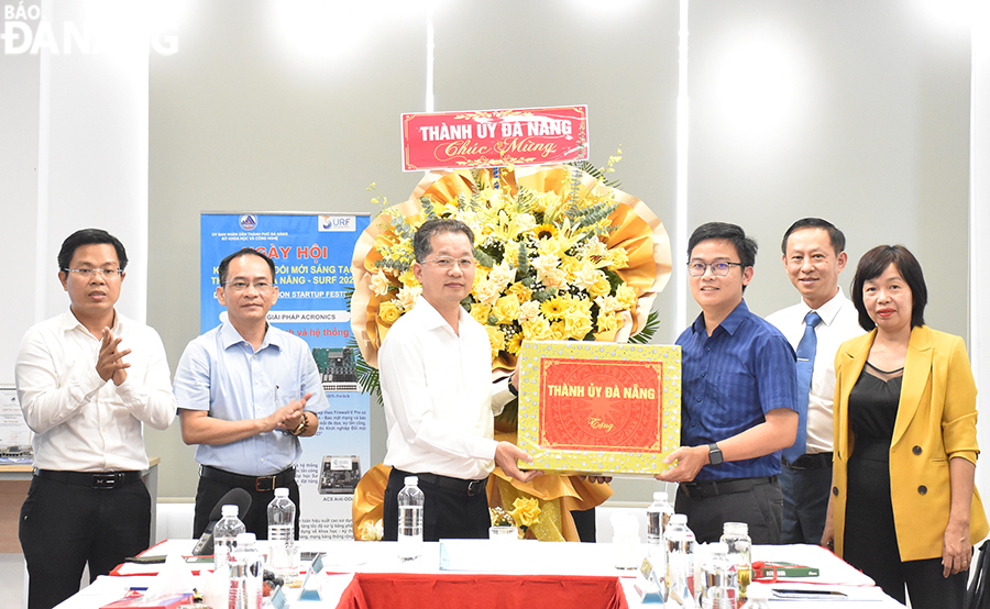 Bí thư Thành ủy Nguyễn Văn Quảng thăm, chúc mừng các doanh nghiệp