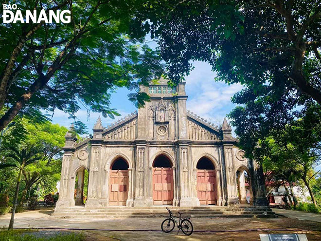 Độc đáo nhà thờ cổ Tùng Sơn