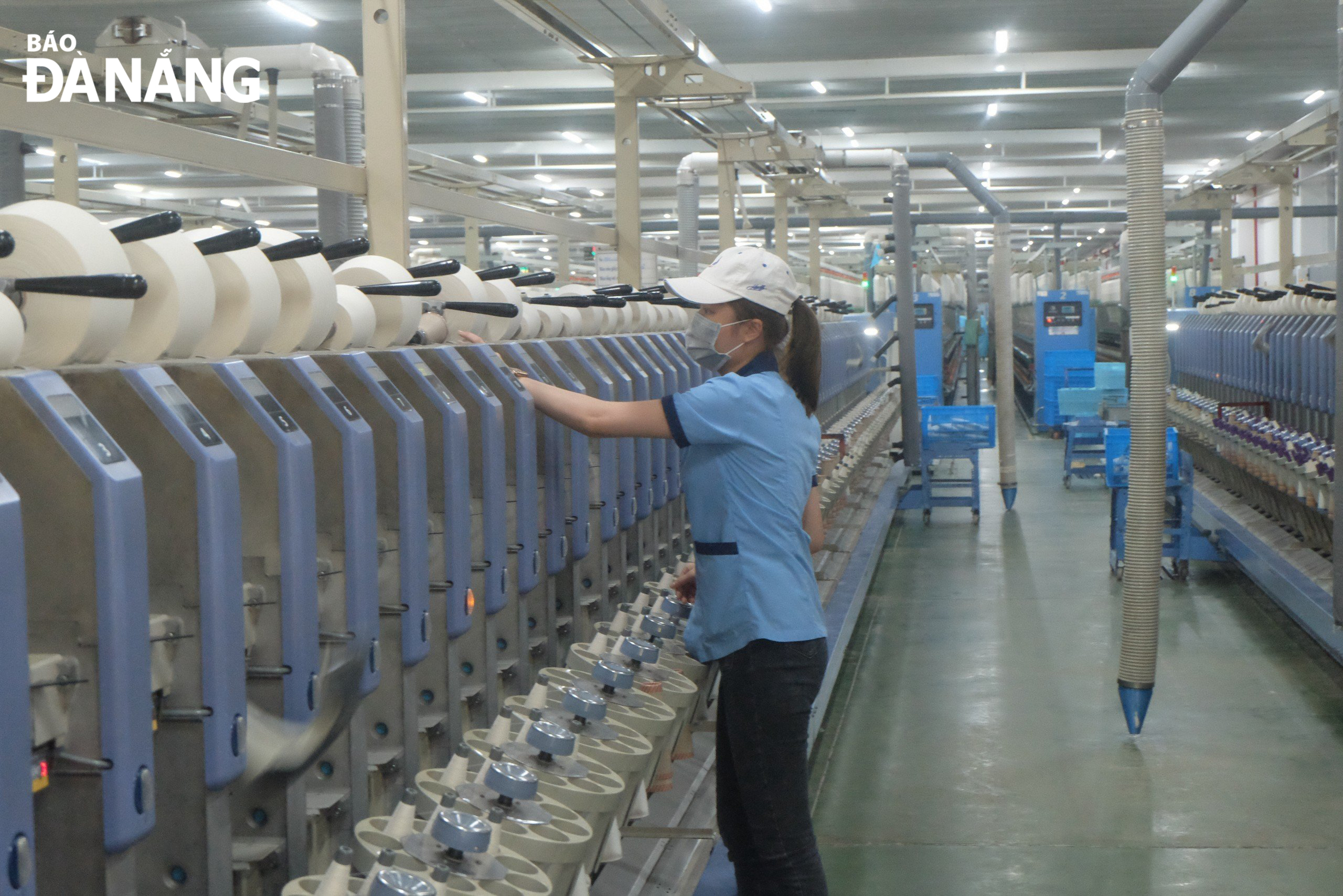 Ngành dệt may đang nỗ lực chuyển đổi số, đầu tư công nghệ mới để tăng năng suất.  Trong ảnh: Sản xuất tại nhà máy sợi thuộc Tổng Công ty CP Dệt may Hòa Thọ. Ảnh: MAI QUẾ	