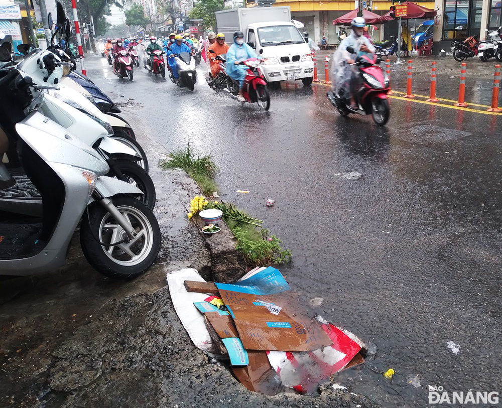 Một cửa thu nước mưa bị bịt, che chắn trên đường Hùng Vương, đoạn thường hay xảy ra ngập úng trong trận mưa xảy ra vào sáng sáng 3-10-2023