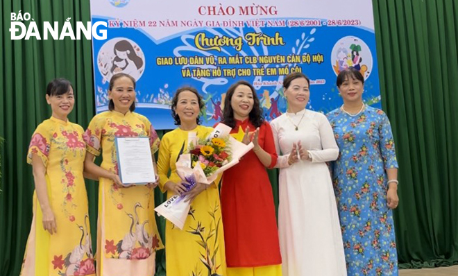 Chị Hà Thị Bốn (thứ hai, trái sang) cùng các chị em ra mắt Câu lạc bộ Dân vũ.