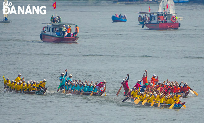 Giải Đua thuyền truyền thống thành phố Ðà Nẵng mở rộng. Ảnh: HUỲNH VĂN TRUYỀN