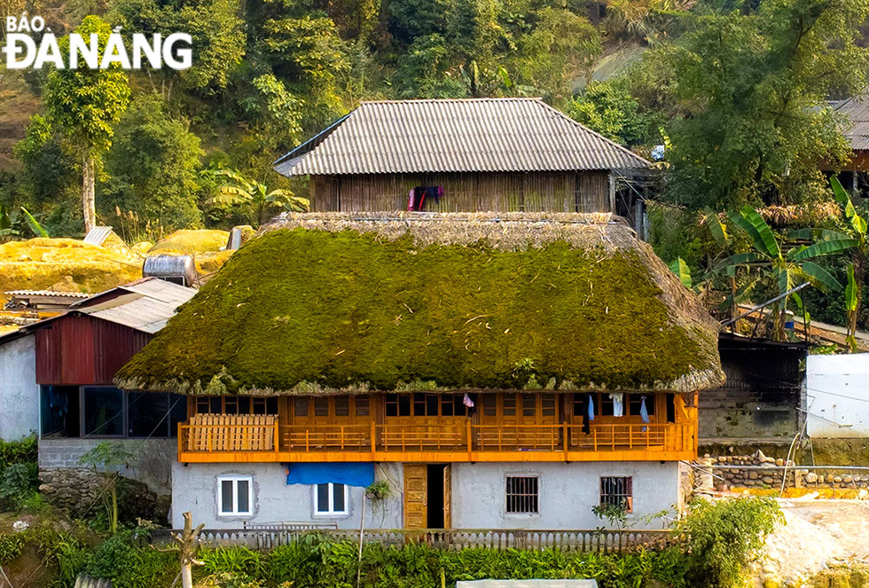 Những mái nhà phủ lớp rêu xanh tạo nên nét đẹp văn hóa truyền thống. 