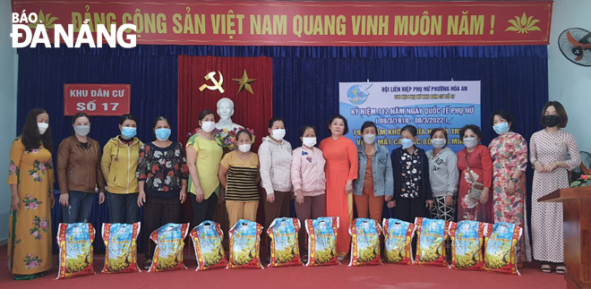 Chị Trần Thị Duy Lan (thứ 7, phải sang) tặng quà cho hội viên câu lạc bộ Vầng trăng khuyết.