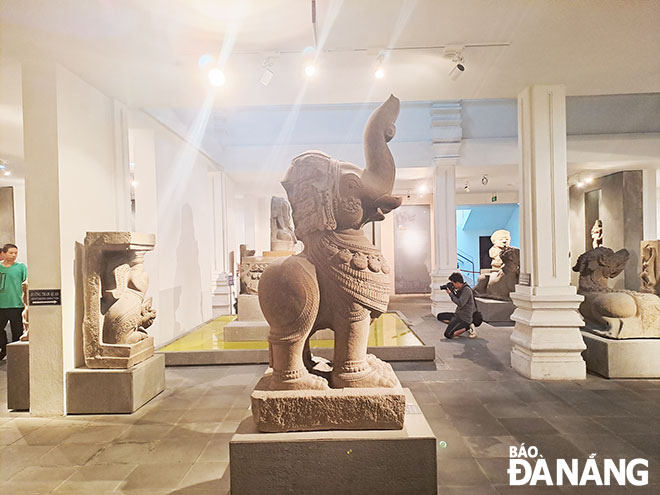 Tượng Gajasimha, một trong 6 bảo vật quốc gia được trưng bày tại Bảo tàng Điêu khắc Chăm.  Ảnh: KHÁNH HÒA