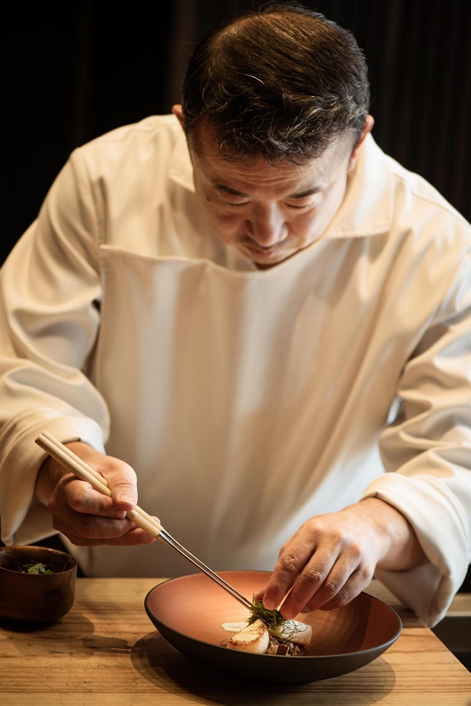 Bếp trưởng Yamaguchi Hiroshi là bậc thầy về Teppanyaki.