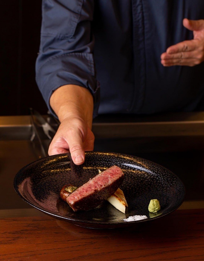 Món bò Yaeyama Kyori lừng danh của Hibana by Koki sẽ có trong menu 7 món cao cấp của bữa tiệc.