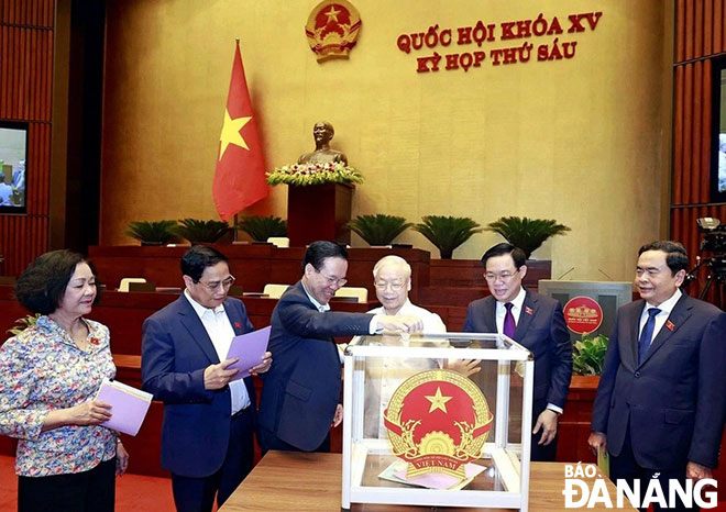 Tổng Bí thư Nguyễn Phú Trọng và các lãnh đạo Đảng, Nhà nước bỏ phiếu kín lấy phiếu tín nhiệm vào ngày 25-10-2023. Ảnh: TTXVN