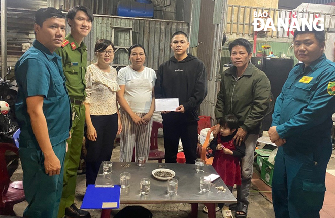 Chỉ huy phó Ban Chỉ huy Quân sự phường Thanh Khê Tây, Trương Văn Minh (ngoài cùng bên trái) cùng địa phương thăm, tặng quà thanh niên lên đường nhập ngũ.