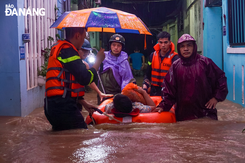 Cứu hộ 15 người dân tại khu vực ngập lụt đường Mẹ Suốt