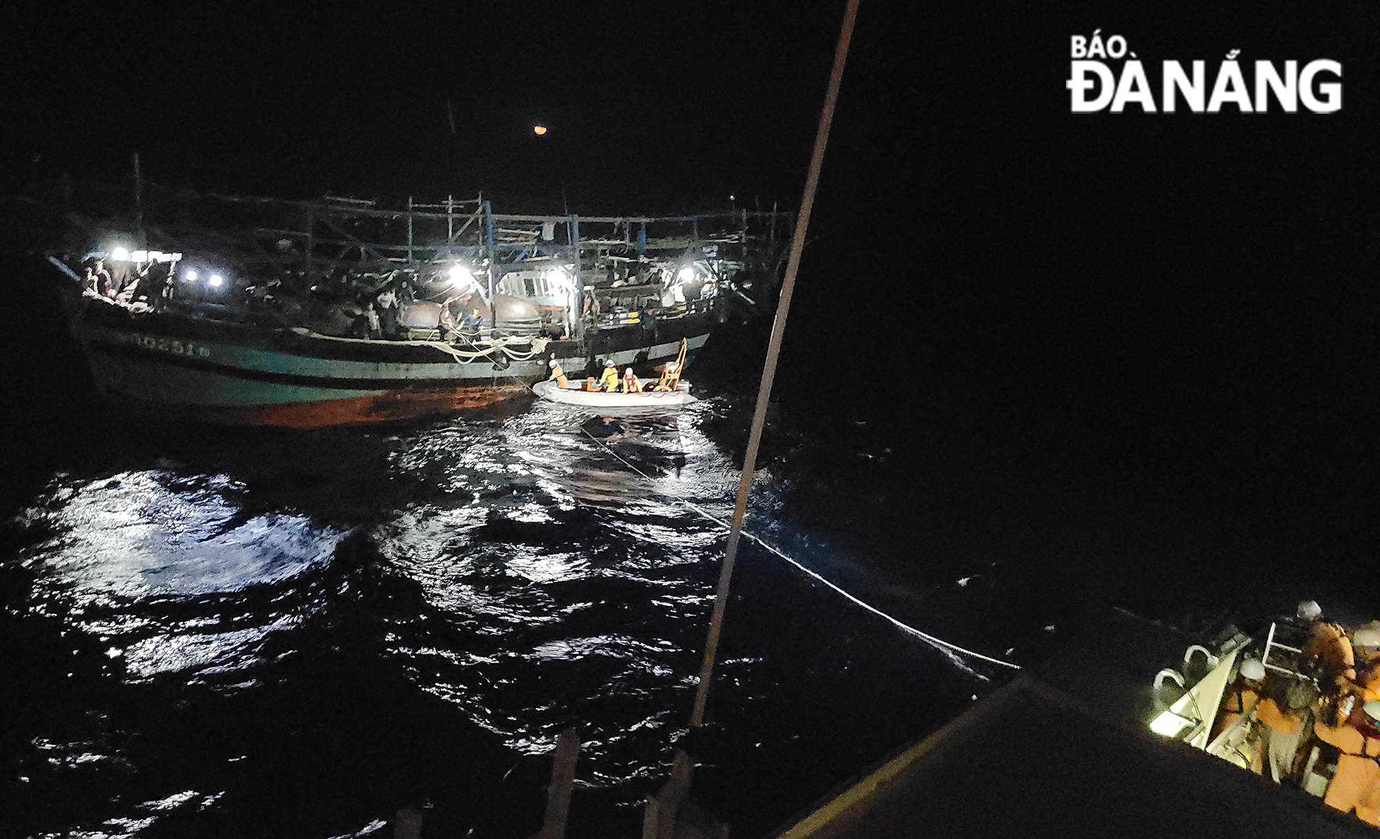Cứu 39 thuyền viên gặp nạn trên vùng biển giữa Biển Đông