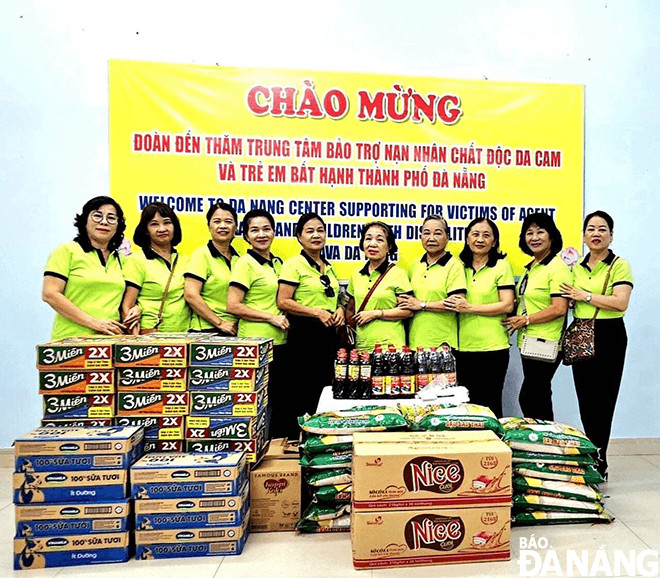 Cô Trần Thị Thông (thứ 4, từ phải sang) cùng hội viên phụ nữ phường Hòa Xuân thăm, tặng quà tại Trung tâm Bảo trợ nạn nhân chất độc da cam và trẻ em bất hạnh thành phố.