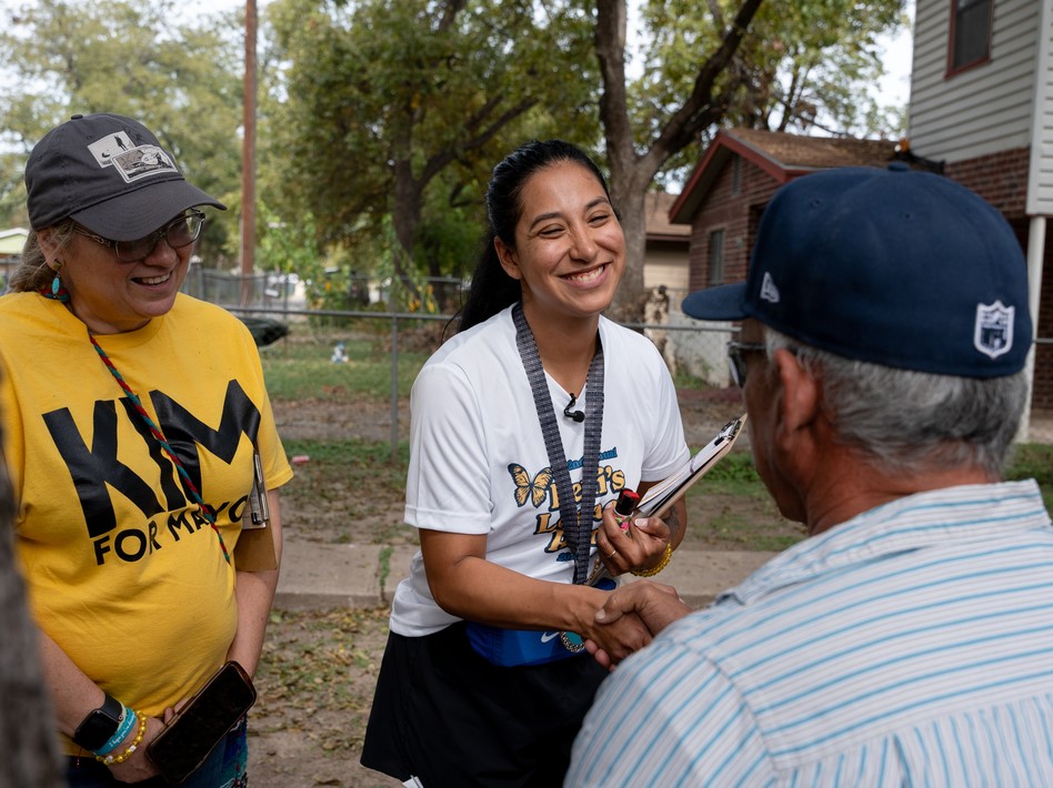 Bà Kimberly Mata-Rubio (giữa) gặp gỡ người dân Uvalde trong chiến dịch tranh cử thị trưởng hồi tháng 10-2023. Ảnh: NPR