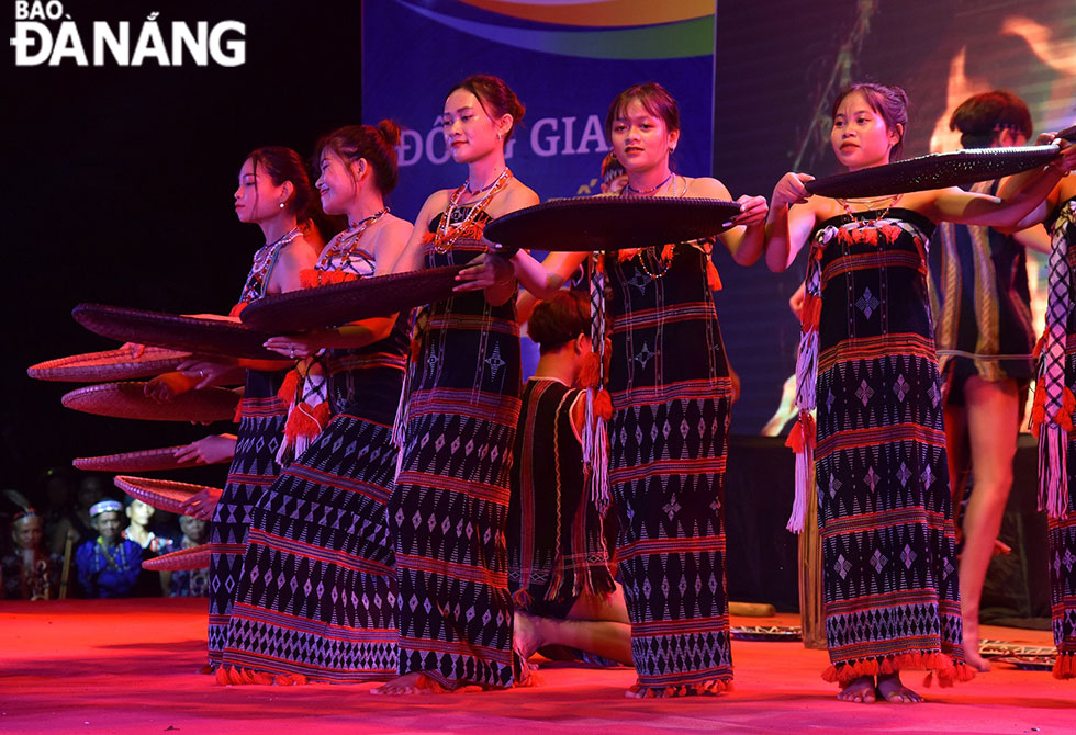 Điệu múa Sảy Gạo trên sân khấu lễ hội với sắc phục truyền thống Cơ tu.