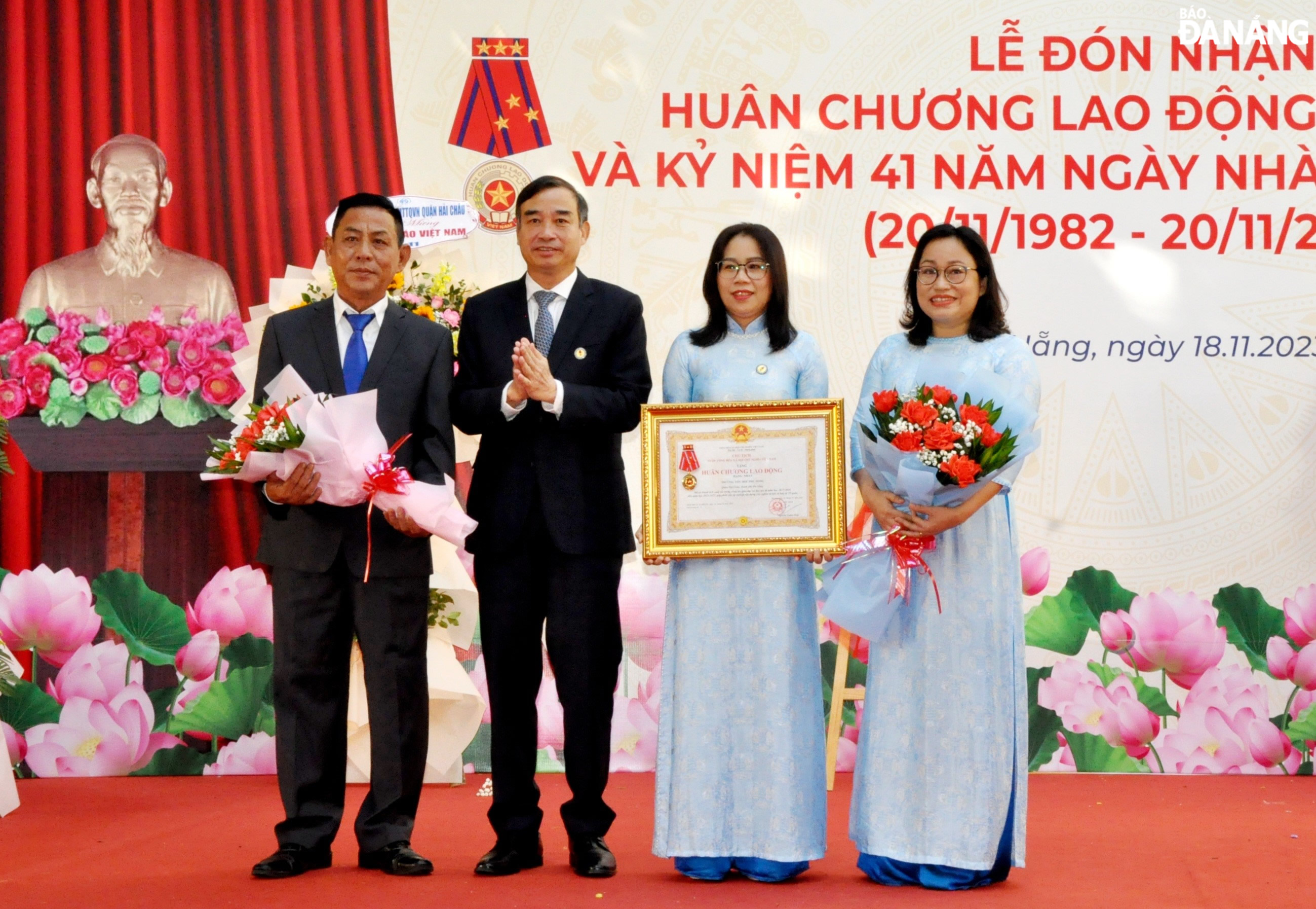 Thừa ủy quyền của Chủ tịch nước, Chủ tịch UBND thành phố Lê Trung Chinh (thứ 2, bên trái sang) trao tặng Huân chương Lao động hạng Nhất cho Trường TH Phù Đổng. Ảnh: LÊ HÙNG