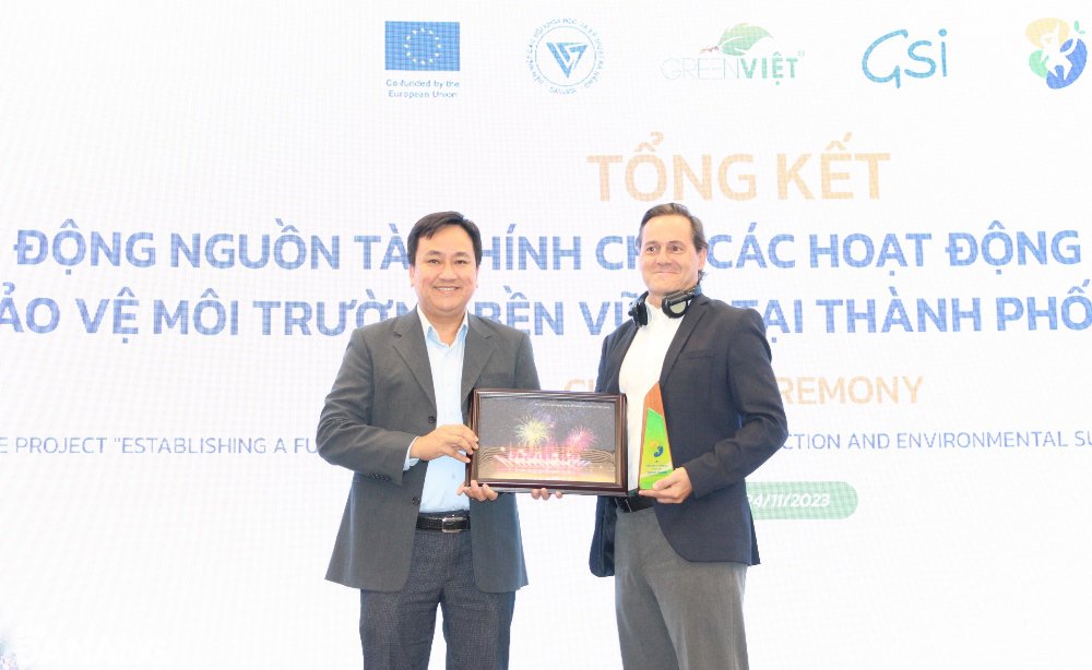 Phó Giám đốc Sở Tài nguyên và Môi trường Đặng Quang Vinh (trái) tặng quà lưu niệm cho đại diện Phái đoàn Liên minh Châu Âu tại Việt Nam. Ảnh: HOÀNG HIỆP