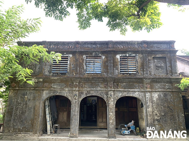 The 120-year-old ancient house of Mr. Thi Ly Thanh's family features a combination of traditional architecture in central region and French neoclassical architecture