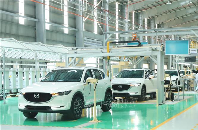 Dây chuyền lắp ráp ô tô du lịch tại nhà máy của Công ty Cổ phần Ô tô Trường Hải (Thaco) trong Khu kinh tế mở Chu Lai, huyện Núi Thành, tỉnh Quảng Nam. Ảnh minh họa: TTXVN