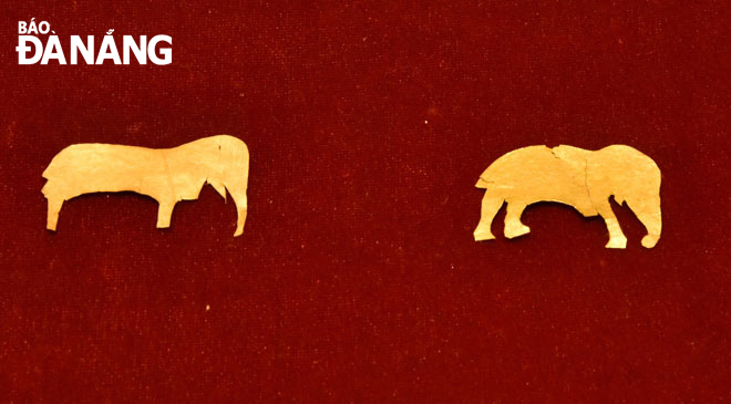 Những lá vàng hình voi phát hiện ở tháp Cấm Mít, Đà Nẵng. Ảnh: TRẦN TẤN VỊNH