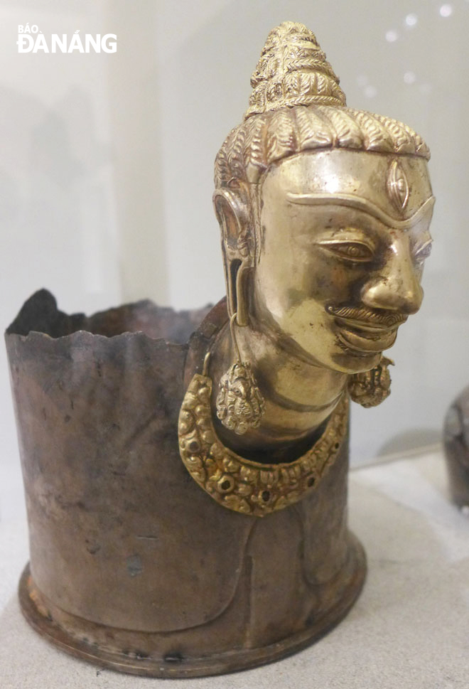 Đầu tượng Shiva ở Bảo tàng Guimet.  Ảnh: ĐỖ TRƯỜNG GIANG