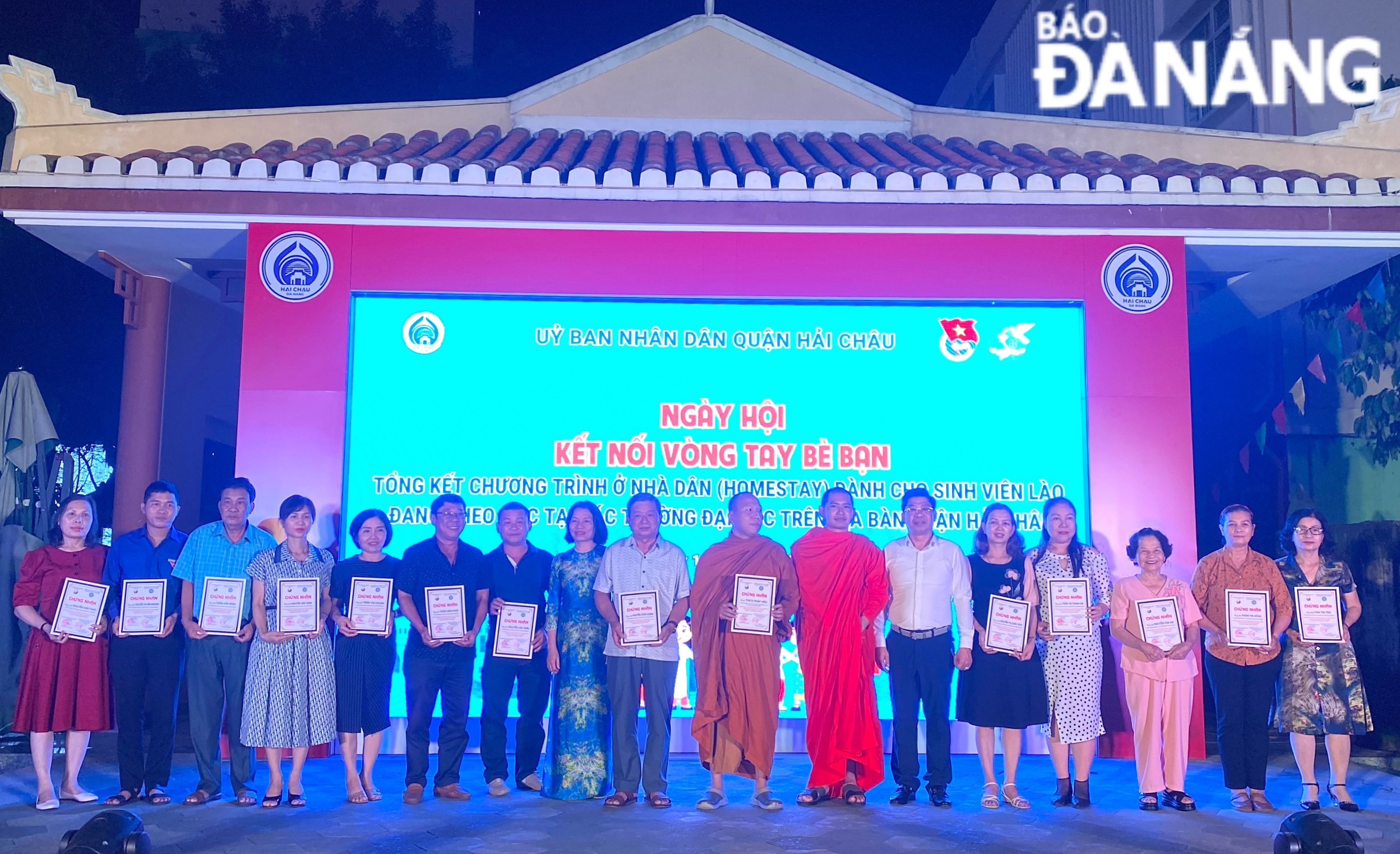 Liên hiệp các tổ chức hữu nghị thành phố trao giấy chứng nhận cho các gia đình và chùa Tam Bảo tham gia chương trình. Ảnh: K.N