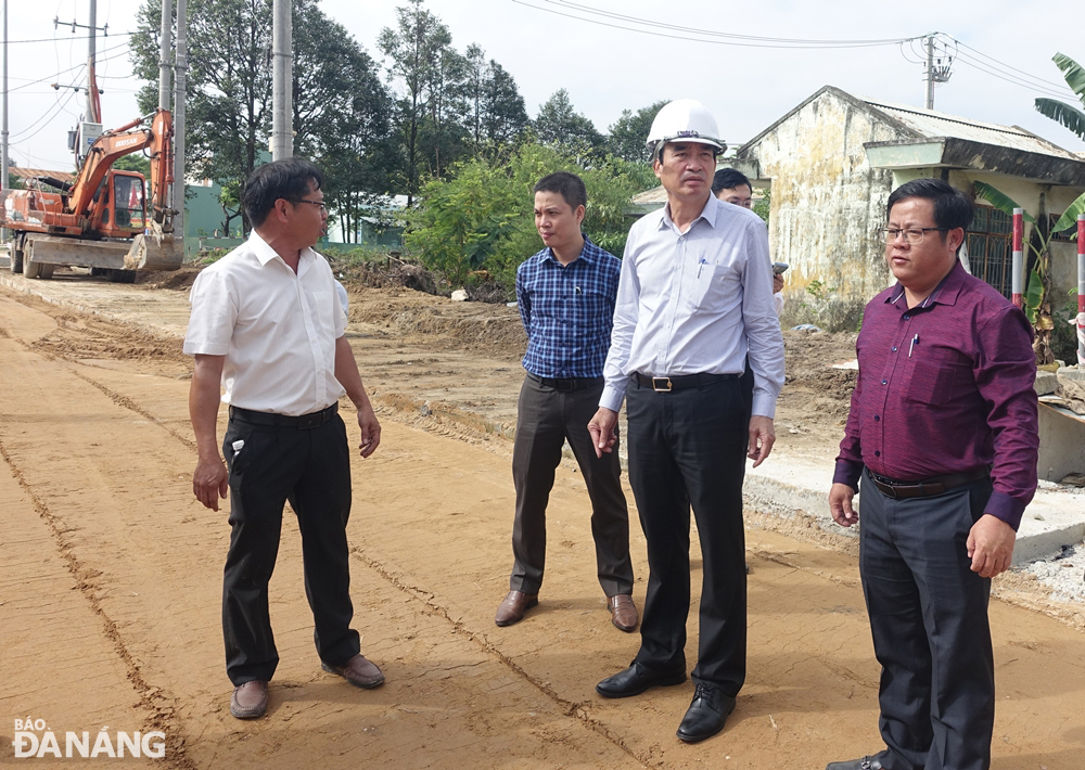 Chủ tịch UBND thành phố Lê Trung Chinh (thứ 2, từ phải sang) yêu cầu đơn vị điều hành dự án chỉ đạo nhà thầu tập trung phương tiện, nhân lực hoàn thành thi công đường ĐT.601 vào ngày 31-12-2023. Ảnh: HOÀNG HIỆP
