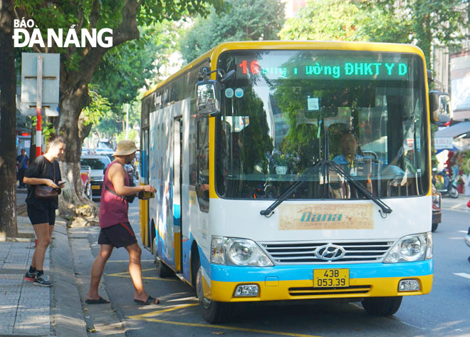 Du khách nước ngoài sử dụng xe buýt trợ giá tại Đà Nẵng. Ảnh: X.S